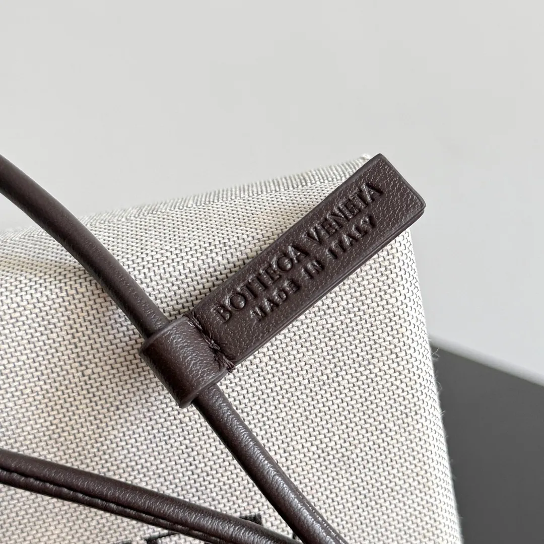 Batch 420 Let’s see what new cute little thing BV has released~ It’s this letter pendant, which is different from the puppy pendant. The weaving of this letter is more three-dimensional, and the material is very solid, and it is not easy to deform even if it is folded. Style number: A